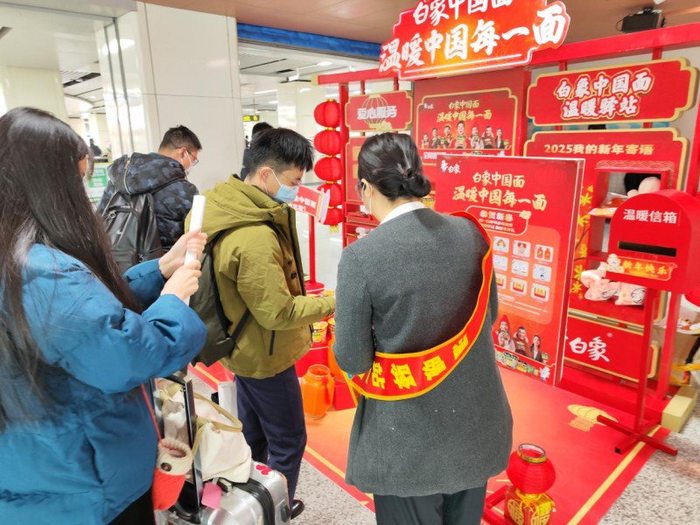 图3：白象温暖驿站郑州地铁站点春运首日现场