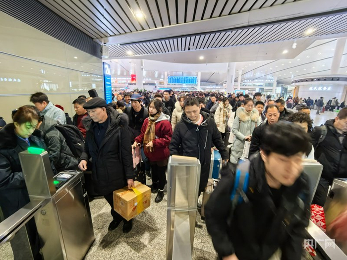 旅客在乌鲁木齐站有序检票进站  （央广网记者  丁安  摄）