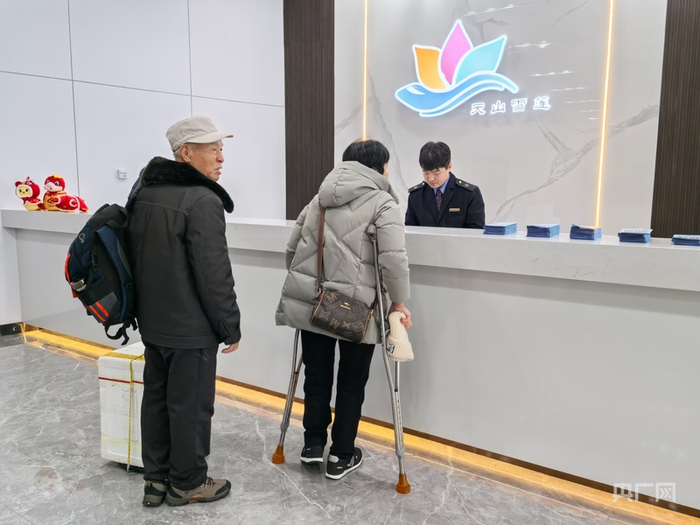 旅客在服务台咨询  （央广网发  吴奇  摄）