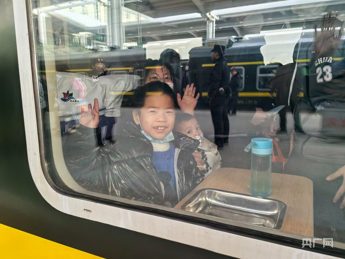 旅客在乌鲁木齐站有序进站上车  （央广网记者  丁安  摄）