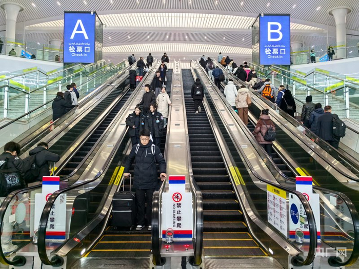 旅客有序进站  （央广网记者  丁安  摄）