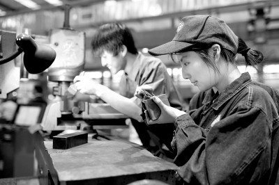     陕西工业职业技术学院学生参加实训学习。王正摄/光明图片