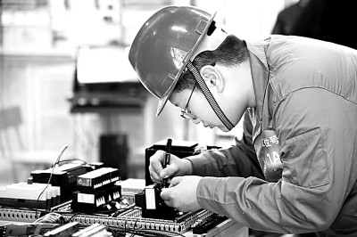     学生参加“中银杯”2023-2024年度安徽省职业院校技能大赛（中职组）比赛。傅军摄/光明图片