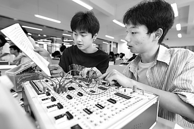     重庆商务职业学院学生正在上实训课。孙凯芳摄/光明图片