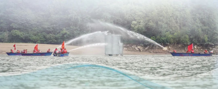 甘肃省陇南军分区组织民兵分队进行水上抢险救援训练。苟宝琦摄