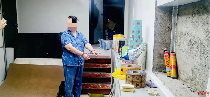 △犯罪嫌疑人指认犯罪现场（图源：红星新闻）