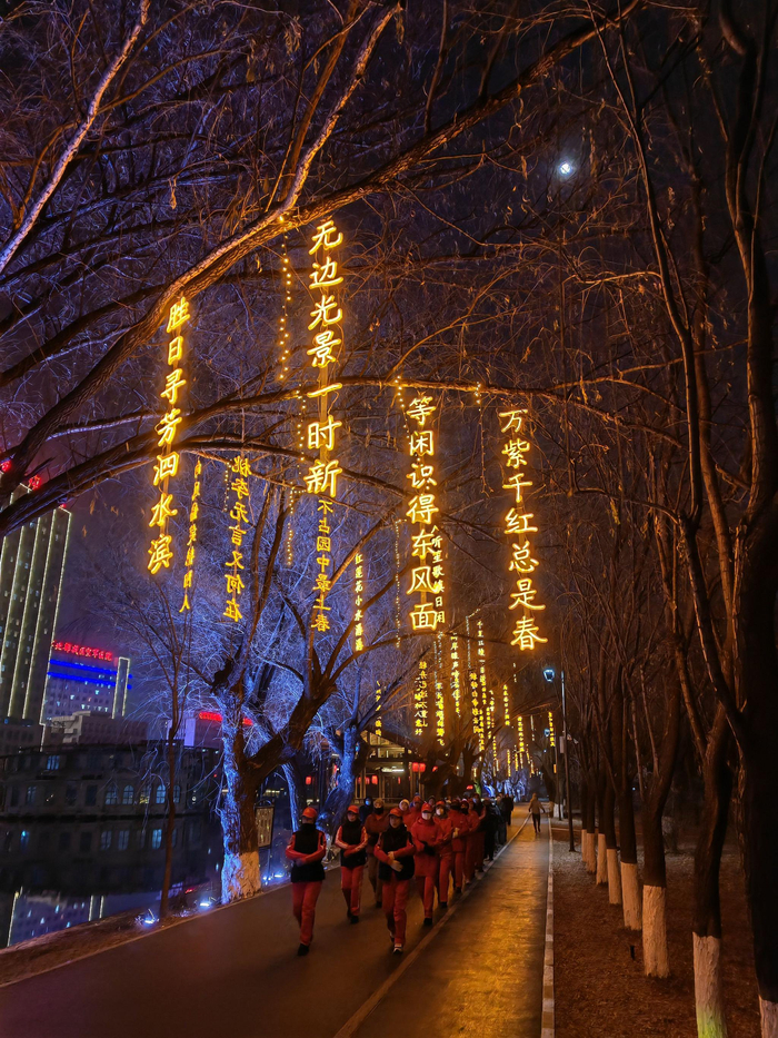 1月12日夜，在一轮明月的映照下，沈阳万泉公园意境独美。 王文郁/摄