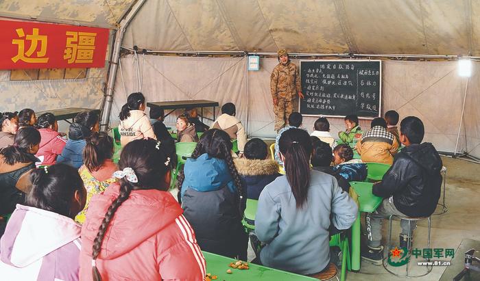 1月13日，西藏军区青藏兵站部某部官兵在措果乡吉翁村开设“帐篷学校”，为灾区儿童开展自救、卫生、心理教育。路前进 摄