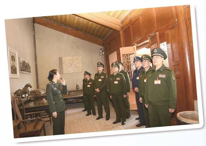 甘肃省军区中校以上军官前往红军会宁会师旧址接受革命传统教育。徐晓庆摄