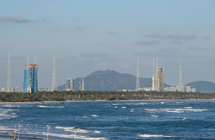 2024年11月30日在海南文昌拍摄的海南商业航天发射场一号发射工位（左）和二号发射工位（右）。  新华社记者 蒲晓旭 摄