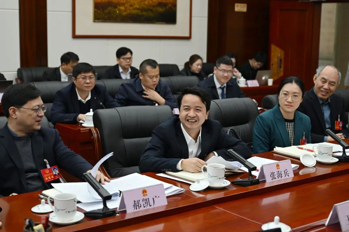 在分组审议政府工作报告时，张海兵代表就区市县三级联动共建平陆运河沿线产业园区等话题积极发言。融媒体记者  王湖禄  摄