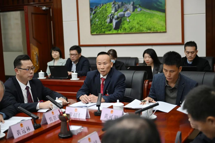 在分组审议政府工作报告时，黄超仁代表踊跃发言。融媒体记者  王湖禄  摄