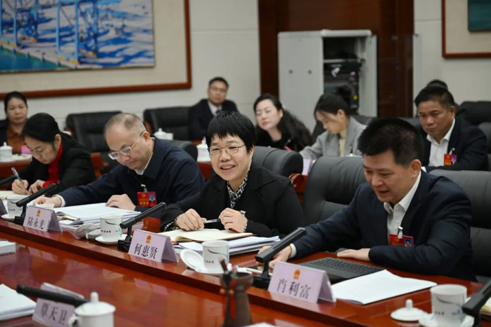在分组审议政府工作报告时，何惠贤代表就推动尽快批复内河港规划，加速平陆运河港口建设提出意见建议。融媒体记者  王湖禄  摄