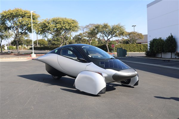 造型科幻的太阳能电动车Aptera Motors PI2，每天通过太阳能最高能行驶64公里 | 图片来源：Aptera官网