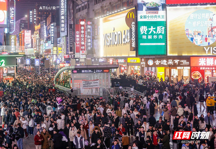 跨年夜的长沙五一商圈。