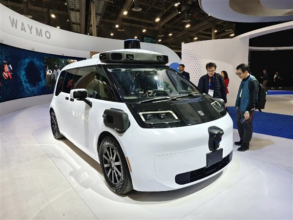 极氪合作推出的极氪 RT 自动驾驶产品｜图片来源：极客公园