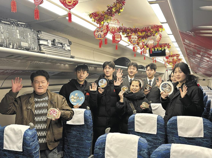 手工艺传承人车厢内展示景泰蓝掐丝唐卡。刘祎 沈昱 摄