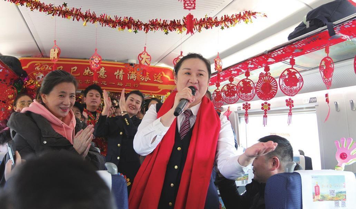         联欢活动上，乘务人员穆杉演唱歌曲《欢乐中国年》。 本报记者 曲直 摄