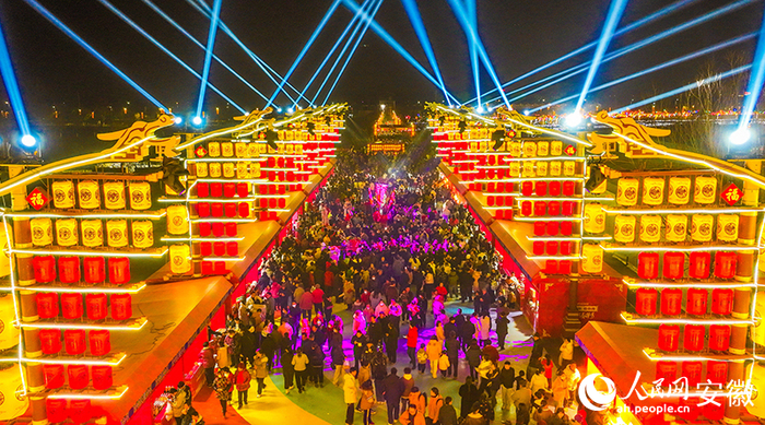 活动现场人山人海。人民网记者 王锐摄