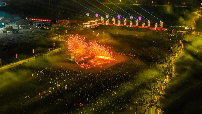 位于阜南县七彩幻城景区的打铁花表演。安徽文旅供图