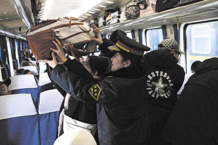 服务旅客。陆广涛 摄