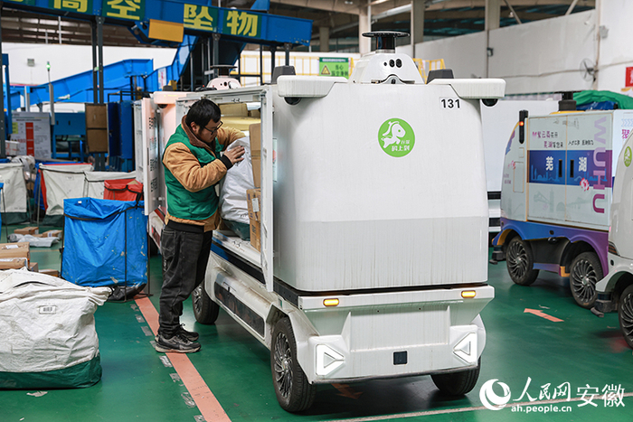 经过分拣，快件包裹搭上无人车。人民网记者 张俊摄