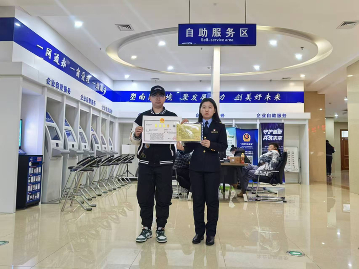 企业同时领取营业执照、户外牌匾设置许可证