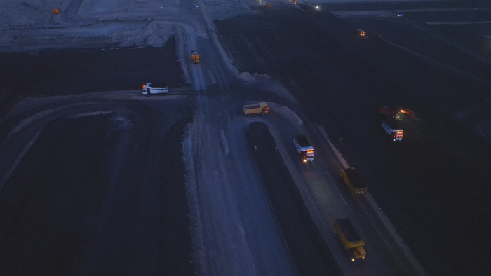 无人驾驶矿卡与有人驾驶矿卡夜间混行作业