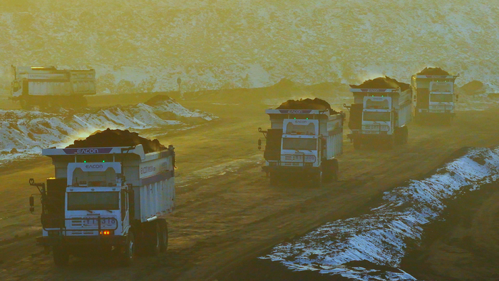 正在进行采煤作业的无人驾驶矿卡车队