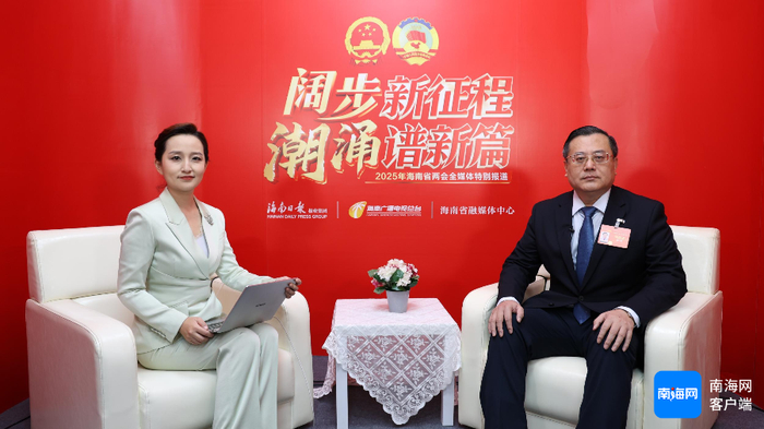 海南省金城安居投资集团有限公司党委书记、董事长吴禄（右）做客海南省融媒体中心《两会会客厅》。记者 林鸿羽 摄