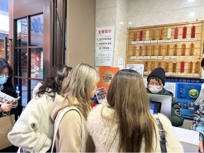 上海“必吃榜”莱莱小笼店内，店员在为韩国游客点单。（摄影：石磊） 