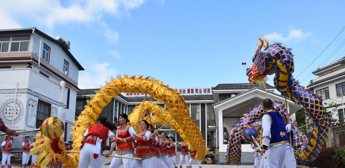 云南连心社区照顾服务中心社工挖掘非遗品牌助力乡村文化振兴。