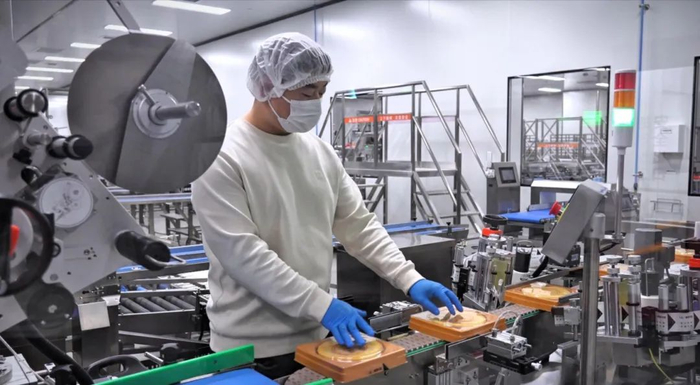 图为胖东来中央厨房大月饼生产车间