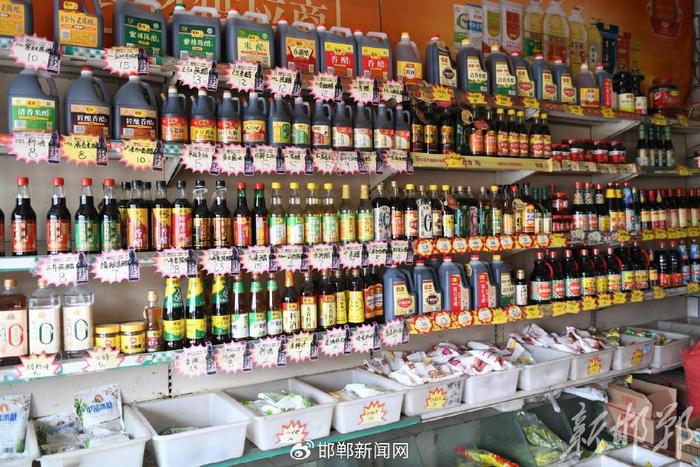 浴新大街蔚庄干调市场中售卖的调味品多达几千种。