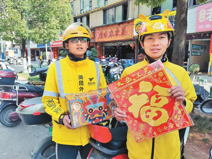 昆明市盘龙区工会驿站开展新春送福活动。