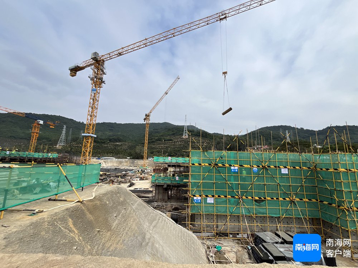 三亚市吉阳区海罗安置区（一期）项目施工现场。记者 刘子榕 摄
