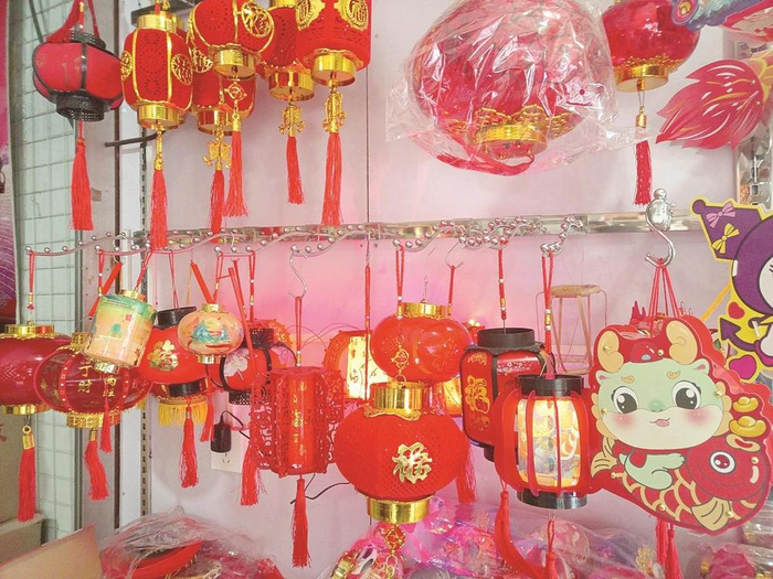        ←位于邯山街的小店“灯笼大世界”中售卖的灯笼。              胡浩亮 摄    