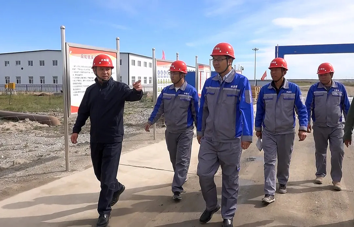 苏艳民（左一）在工作现场