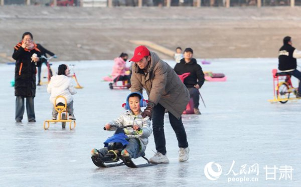 游客在中川小镇冰雪乐园玩耍。人民网记者 米媛摄