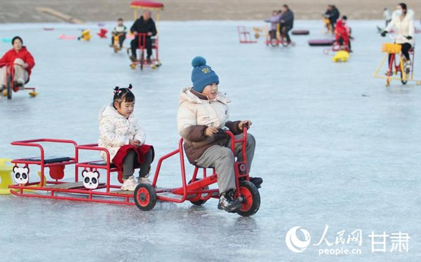 游客在中川小镇冰雪乐园玩耍。人民网记者 米媛摄