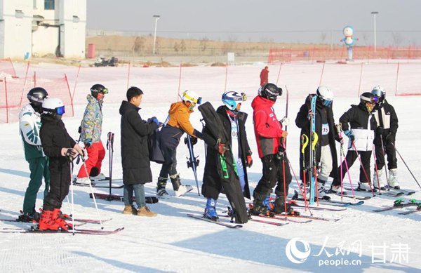 甘肃省高山滑雪系列赛（兰州新区站）参赛选手候场。人民网记者 米媛摄