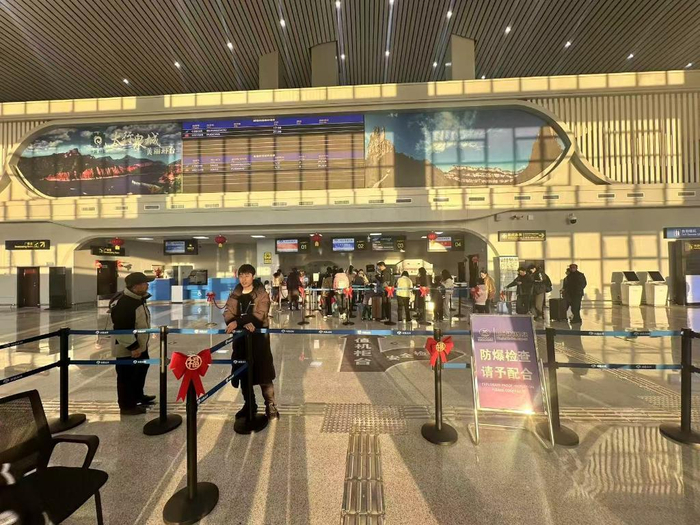 1月15日，旅客在河北邢台褡裢机场办理乘机手续。（邢台机场有限公司供图）