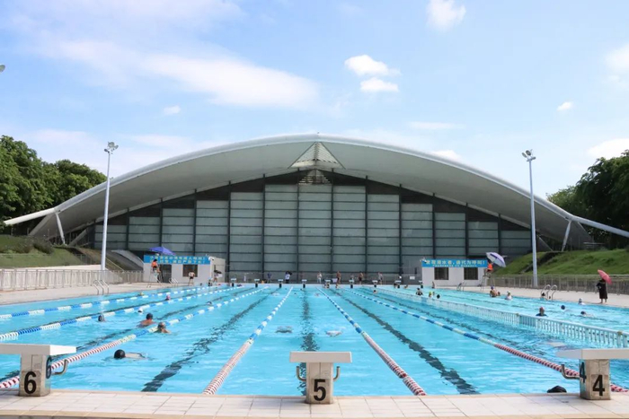 世纪莲游泳跳水馆室外游泳池。图/世纪莲体育中心