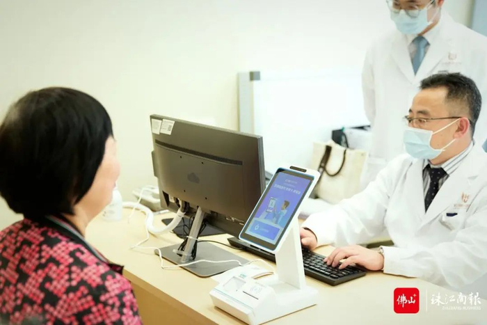 患者就医时体验智慧医保全程“刷脸”。图/佛山市新闻传媒中心