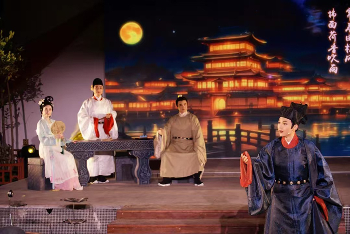 《宋韵千年·诗词福建》在福州西湖边开演。图源：清新福建 文旅之声