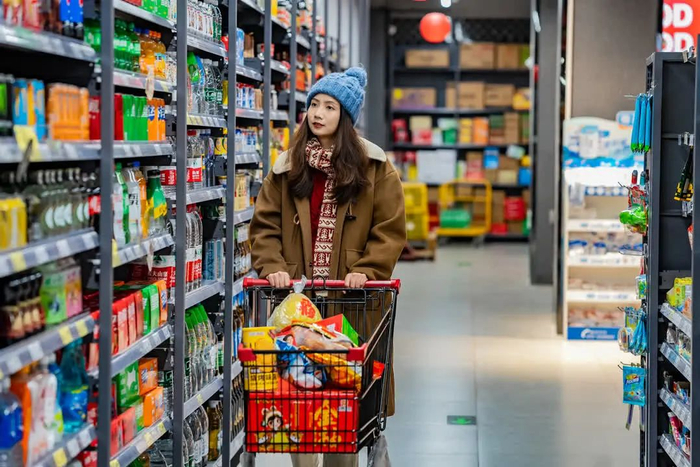 市民在超市购物。图/宋兹檀