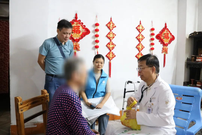 佛山市双百圆梦健康公益项目为困难群众提供入户咨询服务。