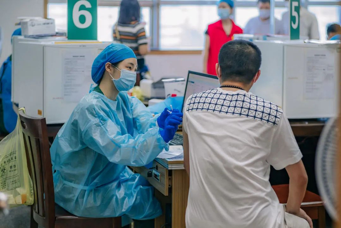 佛山南海医院护士在工作中。图/宋兹檀