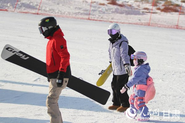 游客在兰州新区冰雪运动员训练中心滑雪。人民网记者 米媛摄