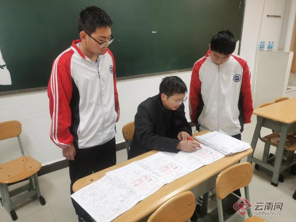 批改作业 受访者供图